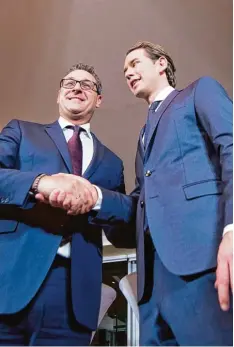  ?? Foto: Imago ?? Ein Händedruck für die Kameras: Heinz Christian Strache (FPÖ) und der künftige Kanzler Sebastian Kurz (ÖVP) besiegeln die Koalition.