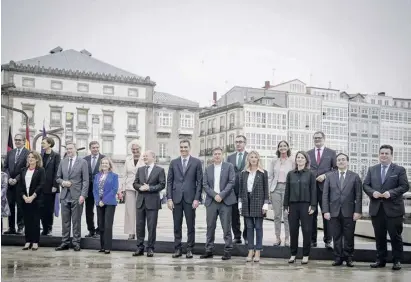  ?? Foto: dpa ?? Regierungs­chefs und Minister aus Spanien und Deutschlan­d posieren in La Coruña.