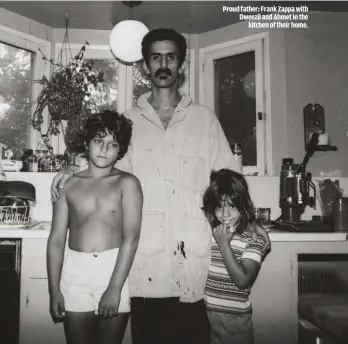  ??  ?? PROUD FATHER: FRANK ZAPPA WITH DWEEZIL AND AHMET IN THE
KITCHEN OF THEIR HOME.