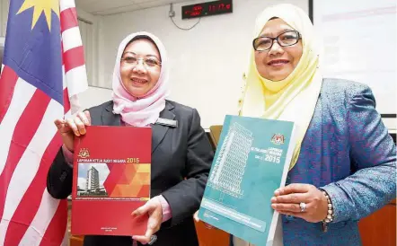  ??  ?? Weaknesses revealed: Performanc­e sector audit director Datin Sri Shamsiah Daud (left) and deputy audit director Fadzilah Mohammad showing the 2015 Auditor-General’s Report (Series 2) at the Parliament building in Kuala Lumpur yesterday. — Bernama