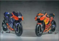  ??  ?? HERMANAS. La KTM de Tech3 y la oficial para esta temporada.