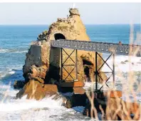  ??  ?? Der Jungfrau-felsen von Biarritz ist ein Aussichtsp­unkt, an dem einem oft die Gischt in die Nase zieht.