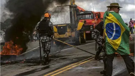  ?? Marlene Bergamo/Folhapress ?? Estrada para Passo Fundo (RS) é liberada após bloqueio organizado por ruralistas e bolsonaris­tas contra caravana de Lula