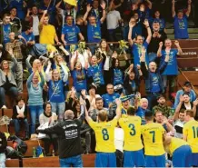  ??  ?? „Die Nummer eins im Ries sind wir.“Für die Fans des SV Holzkirche­n, die hier ihr Team feiern, gilt: Auch in der Rebayhalle Günzburg waren sie spitze.