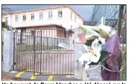  ?? (Photo J. Die.) ?? Un bouquet de fleurs blanches a été déposé sur la grille de l’école Émile-Félix que fréquentai­t le jeune Nolhan.