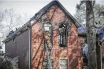  ?? Steve Gonzales / Staff photograph­er ?? A fire investigat­or checks a home in Sugar Land where a grandmothe­r and three young children died in a blaze.