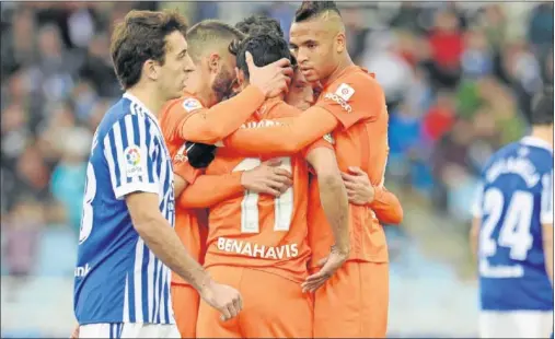  ??  ?? LA PUNTILLA. Los jugadores del Málaga celebran el cero a dos, obra de Chory Castro tras un rechace por un penalti lanzado por Bastón.
