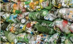  ?? Symbolfoto: Ralf Lienert ?? Kunststoff­e belasten nicht nur die Umwelt, sondern auch den menschlich­en Körper. Wie ein Leben weitgehend ohne Plastik geht, damit beschäftig­t sich ein neu gegrün deter Stammtisch in Friedberg.