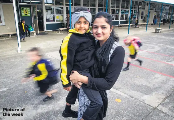  ?? Picture / Jason Oxenham ?? Brave little Sarah Patel, 6, back at school with her mother Nashrin the day after she grabbed on to the leg of a man during an armed incident at her father's store.