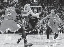  ?? MATIAS J. OCNER mocner@miamiheral­d.com ?? Heat guard Jaime Jaquez Jr. drives past Chicago’s Drummond and DeMar DeRozan at the Kaseya Center in December. The Heat and Bulls split their season series 2-2 this year.