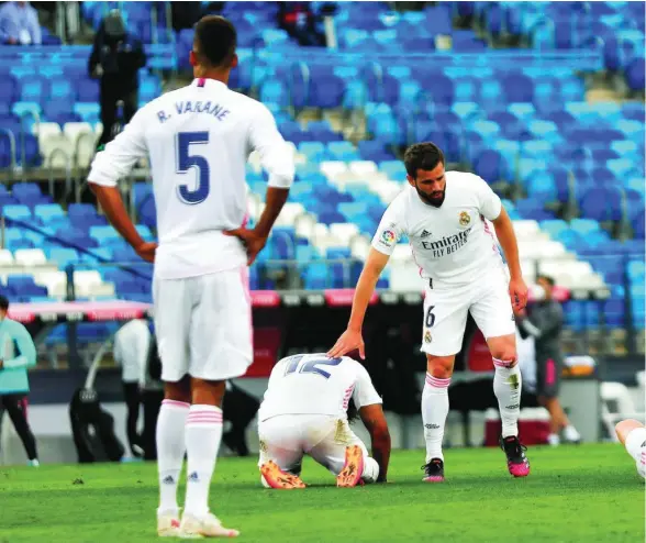  ??  ?? Nacho acude a consolar a Marcelo y Valverde, que se tiraron al suelo tras el pitido final