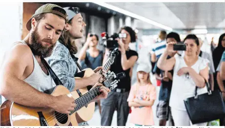  ??  ?? Die Musik der „U-Bahn-Stars“der Wiener Linien sollen das Wohlempfin­den der Fahrgäste erhöhen. Auch die ÖBB setzen auf Musik
