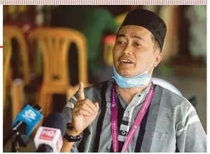  ?? PIC BY FARIZUL HAFIZ AWANG ?? Independen­t candidate for the Chini by-election, Mohd Shukri Mohd Ramli, speaking at a press conference in Pekan recently.