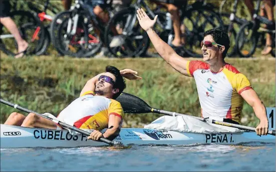  ?? TAMAS KOVACS / EFE ?? Los palistas Francisco Cubelos e Iñigo Peña se felicitan después de obtener la plata en el Mundial de Montemor-o-Velho