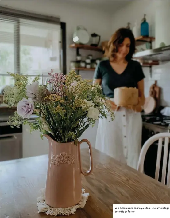  ??  ?? Vero Palazzo en su cocina y, en foco, una jarra vintage devenida en florero.