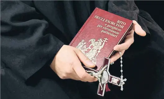  ?? PICTURE ALLIANCE / GETTY ?? Ritual
El sacerdot Aldo Buonaiuto sosté a les mans el ritual i la creu necessaris per fer exorcisme, en una imatge de l’any 2012
