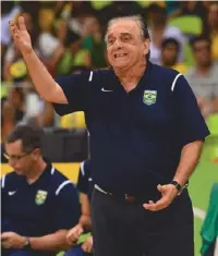  ??  ?? Magnano e Antonio Carlos Barbosa deixam as seleções masculina e feminina de basquete, respectiva­mente