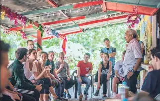  ?? CAMILO ROZO / EL PAÍS ?? Experienci­as. Turistas estadounid­enses conversan con Joaquín Gómez, líder de las FARC, en Pondores.