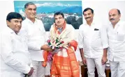  ??  ?? Telangana irrigation minister T. Harish Rao with Union minister Nitin Gadkari in New Delhi on Monday.