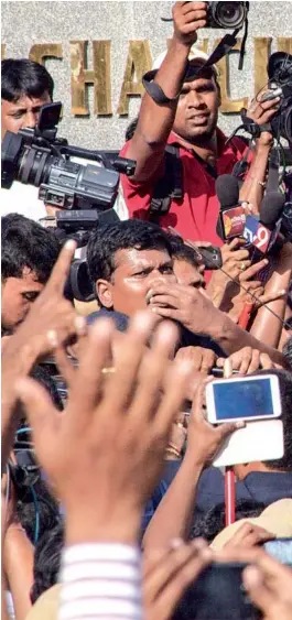  ?? APRABHAKAR RAO ?? JAGAN MOHAN REDDYGREET­S SUPPORTERS AFTER EMERGING FROM CHANCHALGU­DAJAIL