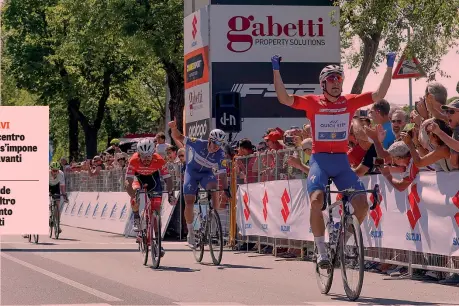  ?? BETTINI ?? La volata vincente di Elia Viviani, 29 anni, sul traguardo di Grado. I battuti sono Nizzolo e il colombiano Hodeg