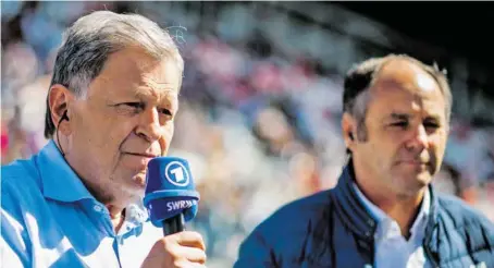  ?? BILD: SN/GEPA ?? In der Formel 1 waren sie Gegner, Freunde waren sie immer, und jetzt treffen sie im DTM aufeinande­r: Norbert Haug (links) als Kommentato­r, Gerhard Berger als Serienchef.