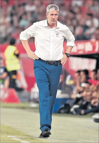  ??  ?? FRUSTRADO. El entrenador catalán Manolo Márquez veía con impotencia que las cosas no salían.