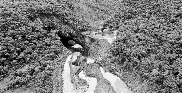  ?? Vicente costales / el comercio ?? •
Desde el aire se observa el socavón, cerca de la caída del agua que afectó al cauce del río Coca, que alimenta a la cascada San Rafael.