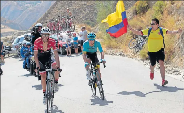  ??  ?? PAREJA DE AVENTURA. Alberto Contador y Miguel Ángel López atacaron juntos a 27 kilómetros de la meta. Luego separaron sus destinos: el español no aguantó el ritmo.