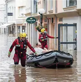  ?? Foto: Guy Jallay/LW-Archiv ?? Obwohl die Rue de la Gare leicht ansteigt, standen die Geschäfte am 15. Juli über einen Meter tief im Wasser.