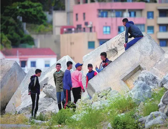  ?? CIPRIANO PASTRANO ?? Menores en Ceuta tras el asalto a la frontera de Marruecos