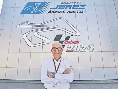  ?? MANUEL ARANDA ?? Carmelo Ezpeleta, CEO de Dorna, posa delante del mural del Circuito de Jerez.