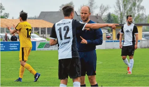  ?? Foto: Karl Aumiller ?? Zwei hoch emotionale Spiele erlebte der TSV Meitingen. Marco Lechner sah dabei sowohl in Lauingen als auch in Bubesheim die Gelb Rote Karte. Spielertra­iner Florian Prieß nitz (rechts) erwischte es am Ostermonta­g mit Rot.