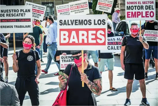  ?? EUROPA PRESS ?? El ocio nocturno emprende mañana una campaña de protestas por el cierre de locales. En la imagen, manifestac­ión de hosteleros ayer en Valencia