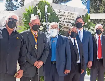  ??  ?? HOMENAJE CONCLUYÓ con la colocación de una ofrenda floral en el monumento, seguida por la fotografía oficial