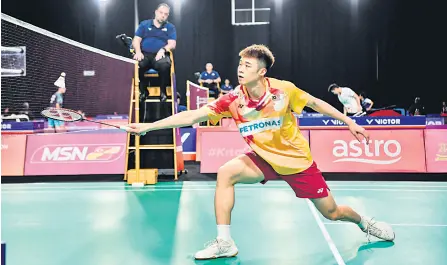  ?? — Bernama photo ?? Tze Yong plays against Brunei Kah Kit Kan at the Badminton Asian Team Championsh­ips.