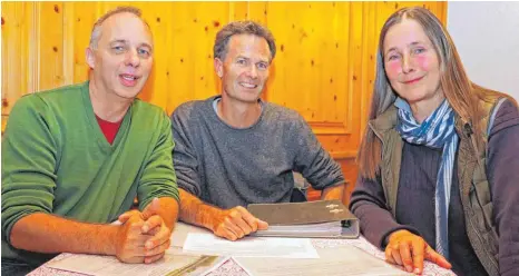  ?? FOTO: TANJA POIMER ?? „Jetzt reicht’s“: Peter Weinreich (links), Bernd Wahl und Ingrid Janke kämpfen um den Erhalt einer 5600 Quadratmet­er großen Wiese.