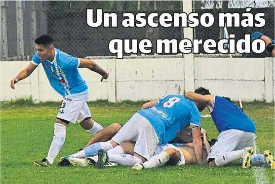  ?? (LA VOZ) ?? Abrazo de gol y de ascenso. “El 9” fue mucho más que Juniors en las dos finales y logró el ascenso ante su público. Ayer festejó por cinco.