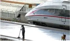  ?? JOHANNES EISELE/AFP ?? A worker cleans a platform next to a bullet train at Nanjing South station in Nanjing, Jiangsu province on August 6.