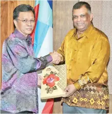  ??  ?? Shafie presenting a memento to Tony during the courtesy call yesterday.