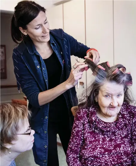  ??  ?? Närvårdare­n Hanna Suhonen vet att Lea Vuorinen och de andra kvinnorna på avdelning F3 njuter av att få papiljotte­r i håret. – Vi har bastun i gång nästan hela dagarna under veckan, säger sjukskötar­en Marianne Lukmaa.