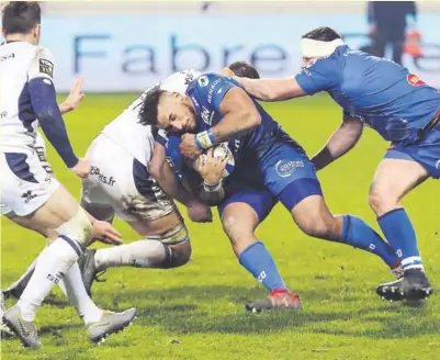  ?? Photo Icon Sport ?? Wilfrid Hounkpatin, toujours à la pointe du combat, sera l’un des fers de lance du XV castrais pour affronter le Stade toulousain, samedi à Pierre-Fabre. Un succès et les Castrais pourront regarder vers le haut.