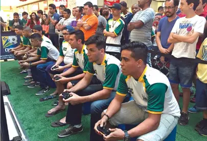  ??  ?? Wendell Lira (primeiro da direita, sentado) durante o Campeonato Brasileiro de Fifa 2016, em Brasília