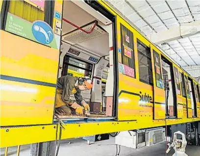  ?? GENTILEZA BENITO ROGGIO ?? SUBTES EN CÓRDOBA. Coches en plena reparación en la planta cordobesa de Benito Roggio. Llegan por ruta a Juárez Celman.