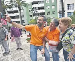  ?? JORGE DEL ÁGUILA ?? Un selfi de Juan Franco con dos simpatizan­tes.