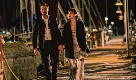  ?? Foto: Doane Gregory, Universal ?? In der Fortsetzun­g wird es romantisch­er zwischen Christian Grey (Jamie Dornan) und Anastasia Steele (Dakota Johnson).