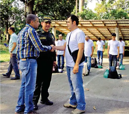  ??  ?? Así fue el sometimien­to a la justicia de 12 integrante­s del “Clan del Golfo” en 2015, en Roldanillo, Valle del