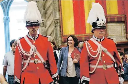  ?? ALEJANDRO GARCIA / EFE ?? Ada Colau, enmarcada por dos guardias urbanos,se dirige esta semana a un acto previo de la Diada