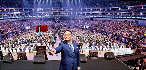  ??  ?? 31 de diciembre de 2017. Durante el discurso titulado “Amigo del tiempo”, Luo Zhenyu se hace selfies en el escenario.