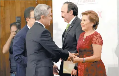  ?? JESÚS QUINTANAR ?? Miguel Ángel Mancera saluda a Isabel Miranda en el Foro para el Fortalecim­iento del Sistema Procesal Penal.